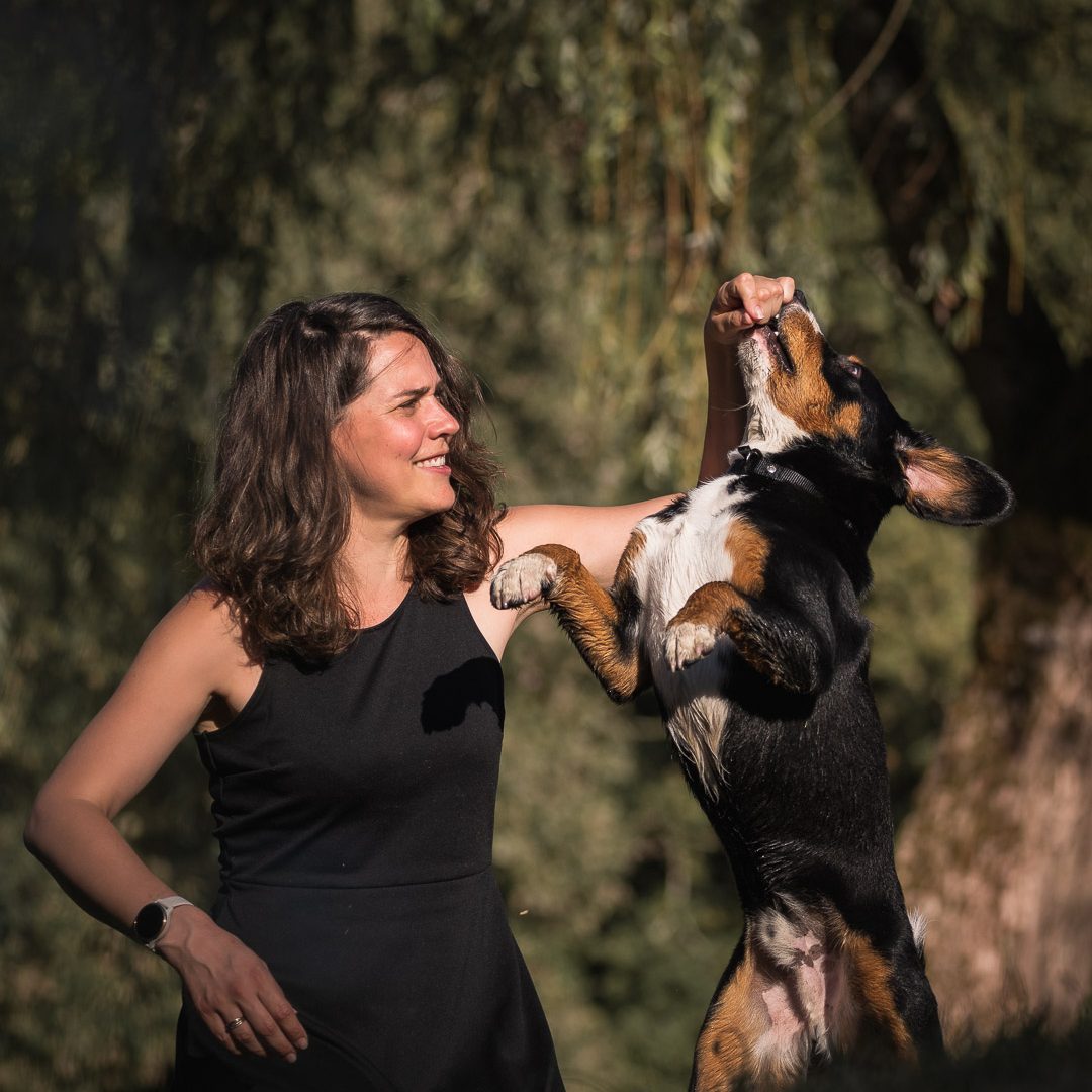 Page shooting portrait chien qui saute et maitresse